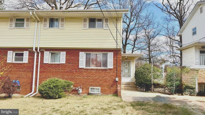 Exterior, Facade, Brick Facade, American Foursquare