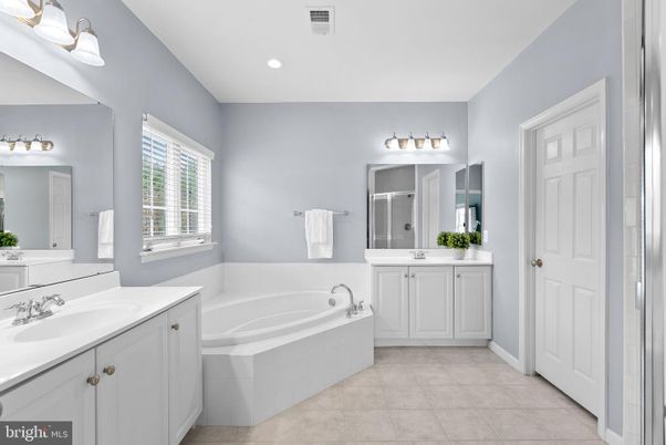 Bathroom, Dual Sink Vanities, Interior, Recessed Lighting