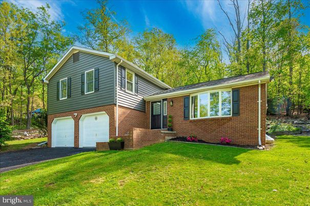 Attached, Exterior, Facade, Brick Facade, Split Level