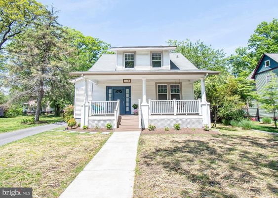 Exterior, Facade, American Foursquare