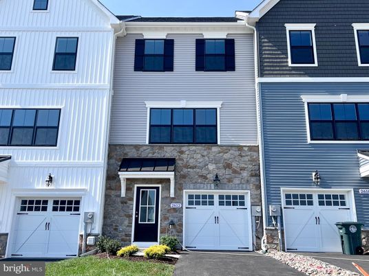 Attached, Exterior, Facade, Rowhouse