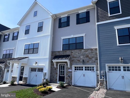Attached, Exterior, Facade, Rowhouse