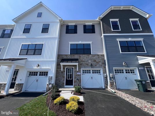 Attached, Exterior, Facade, Rowhouse