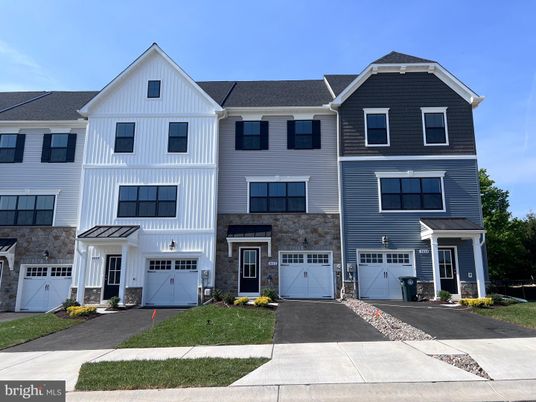 Attached, Exterior, Facade, Rowhouse