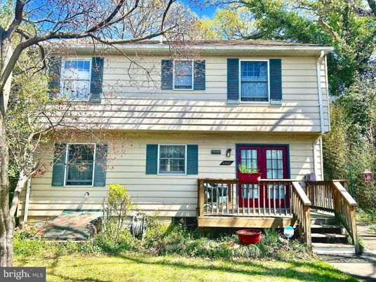 Exterior, Facade, Raised Ranch