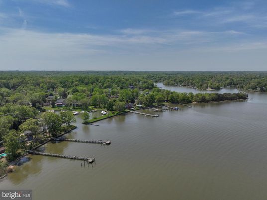 Exterior, Lake
