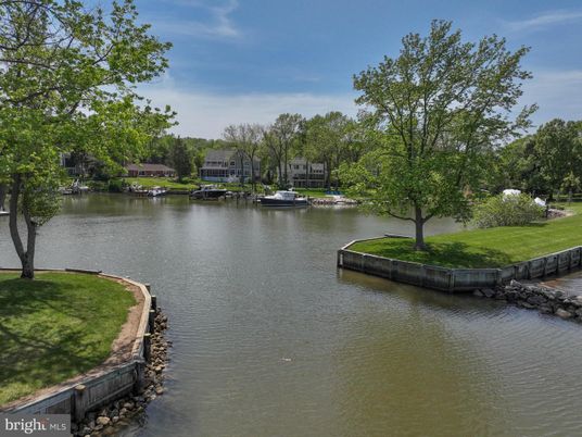Exterior, Lake