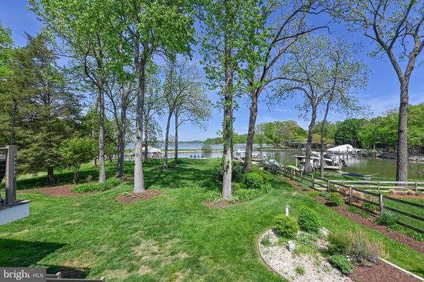 Exterior, Lake