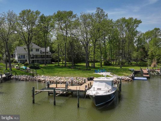 Exterior, Lake