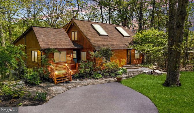 Exterior, Facade, Brick Facade, Log Home