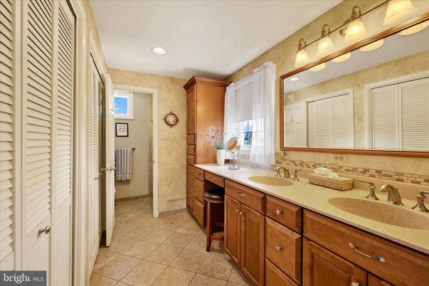 Bathroom, Dual Sink Vanities, Interior, Recessed Lighting