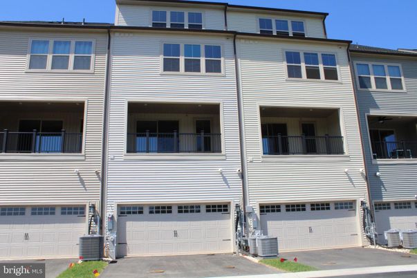 Attached, Exterior, Facade, Rowhouse