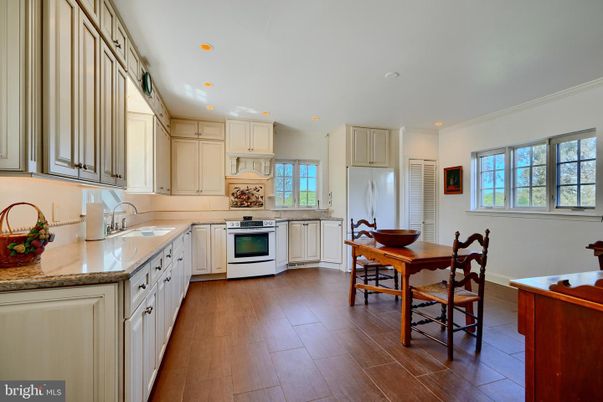 Dining room, Interior, Kitchen, Recessed Lighting, Wood Texture Flooring