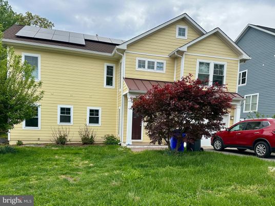 Exterior, Facade, Solar Panels, American Craftsman