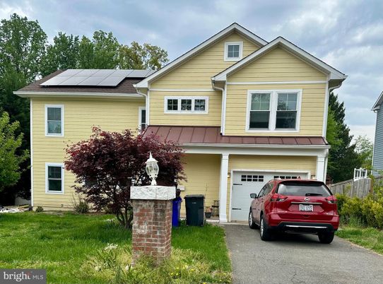 Attached, Exterior, Facade, Solar Panels, American Craftsman