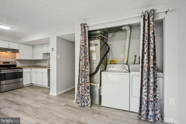 Interior, Recessed Lighting, Washer, Wood Texture Flooring