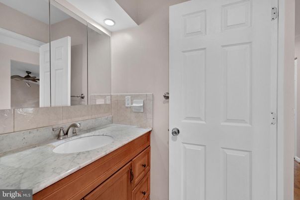 Bathroom, Interior, Recessed Lighting, Wood Texture Flooring