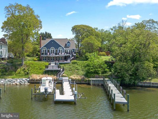 Exterior, Lake