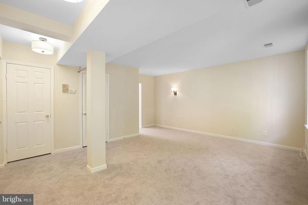Empty room, Interior