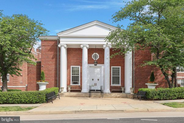 Exterior, Facade, Brick Facade, Georgian