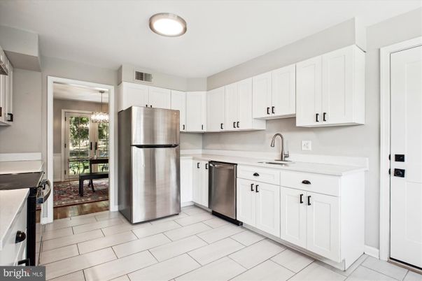 Chandelier, Dining room, Interior, Kitchen, Pendant Lights, Recessed Lighting, Stainless Steel Appliances