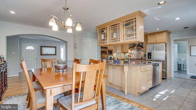 Dining room, Interior, Kitchen, Pendant Lights, Recessed Lighting, Stainless Steel Appliances