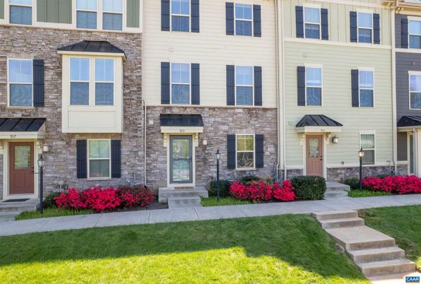Exterior, Facade, Brick Facade, Rowhouse
