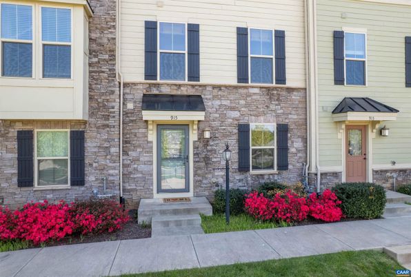 Exterior, Facade, Rowhouse