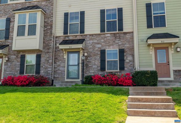 Exterior, Facade, Brick Facade, Rowhouse