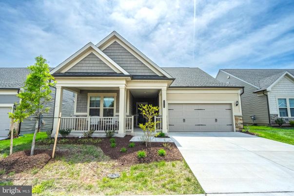 Attached, Exterior, Facade, American Craftsman