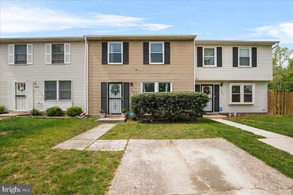 Exterior, Facade, Raised Ranch