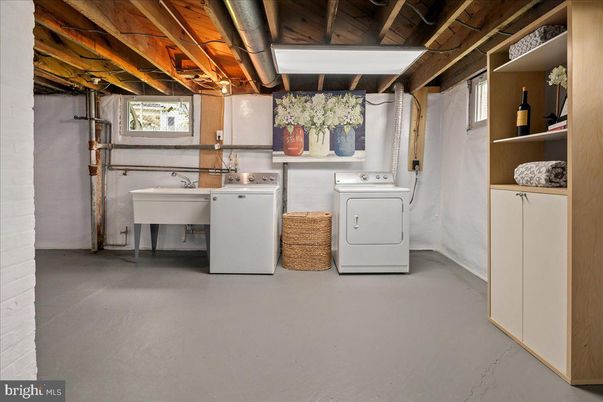 Interior, Washer, Wooden Beams