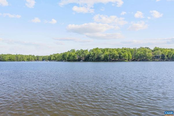 Exterior, Lake