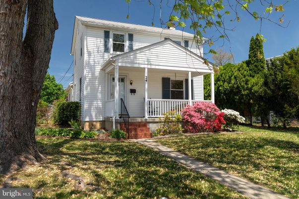 Exterior, Facade, American Foursquare