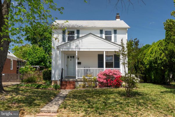 Exterior, Facade, American Foursquare