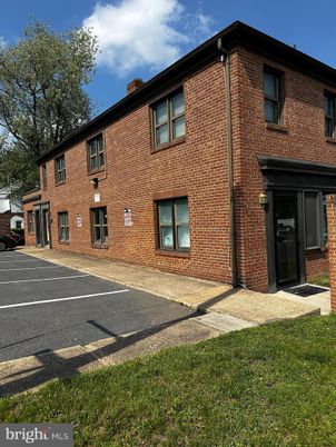 Exterior, Facade, Brick Facade, Rowhouse