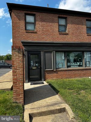 Exterior, Facade, Brick Facade, Rowhouse
