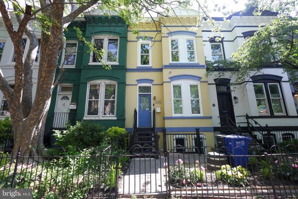 Exterior, Facade, Rowhouse