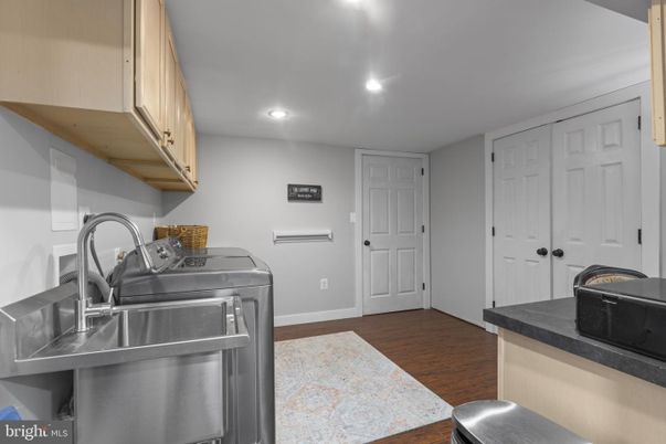 Interior, Recessed Lighting, Washer, Wood Texture Flooring