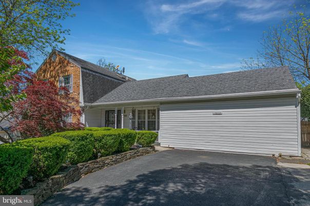 Attached, Exterior, Facade, Cape Cod