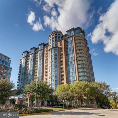 Exterior, Facade, Condo Building