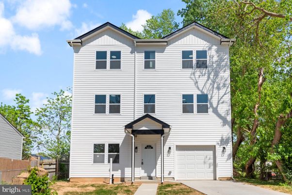 Attached, Exterior, Facade, Rowhouse