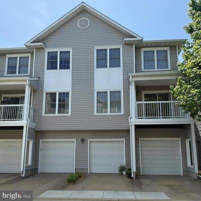Attached, Exterior, Facade, Rowhouse