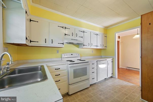 Interior, Kitchen, Pendant Lights, Wood Texture Flooring