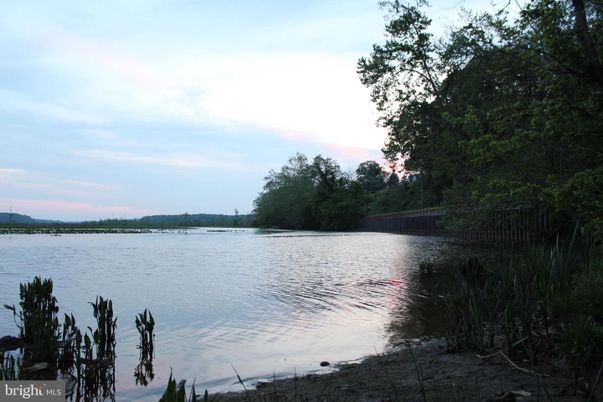 Exterior, Lake