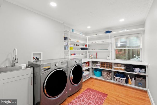 Interior, Recessed Lighting, Washer, Wood Texture Flooring