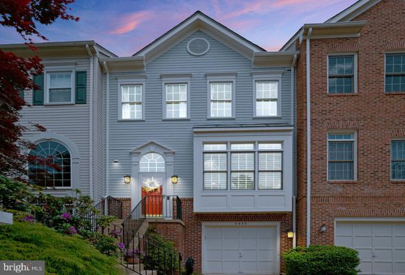 Attached, Exterior, Facade, Brick Facade, Rowhouse