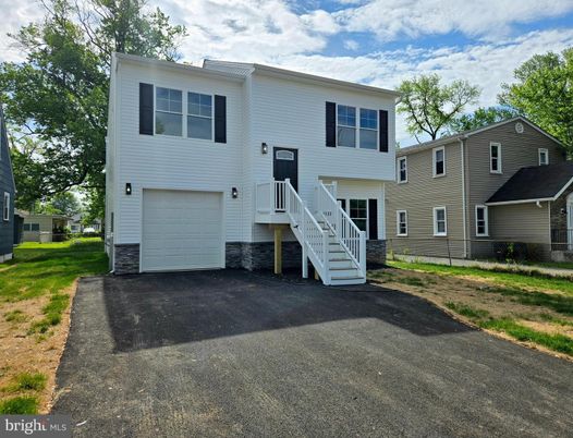 Attached, Exterior, Facade, Raised Ranch