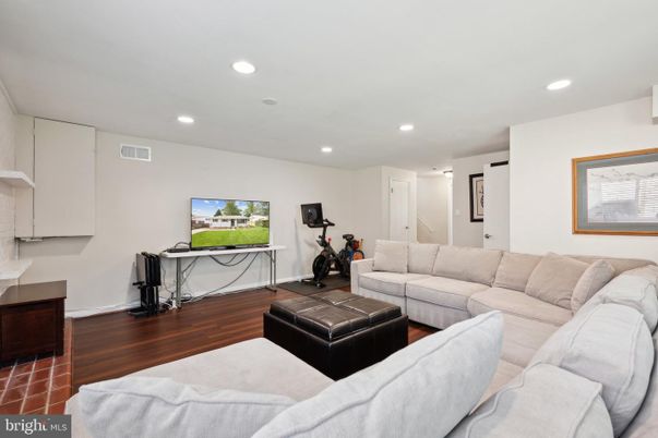 Fitness Equipment, Interior, Living room, Recessed Lighting, Wood Texture Flooring