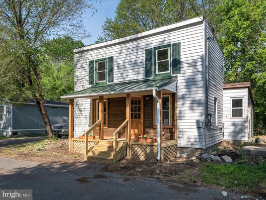 Exterior, Facade, Cape Cod